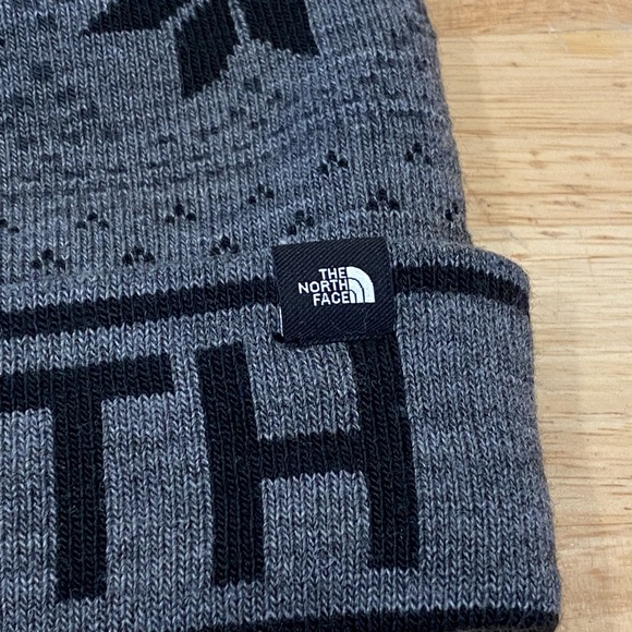 The North Face Kids' Ski Tuke color Med Grey Heather NWT pull on w/Pom perfect M - Picture 4 of 8